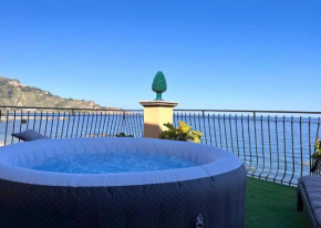 Miriam Sea Front Apartment Jacuzzi, Giardini Naxos